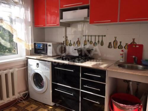 Продаю квартиру 1-ком., 33кв. м., этаж - 2/4, 10мкрн 6 дом.