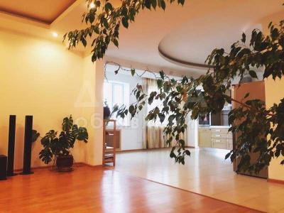 Продаю квартиру 5-ком., 200кв. м., этаж - 9/9, Токтогула.