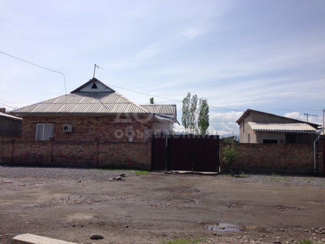 Продаю 4-ком., 70кв. м., этаж-1, 9-сот., стена кирпич, ж/м Кара-Жыгач - 2,