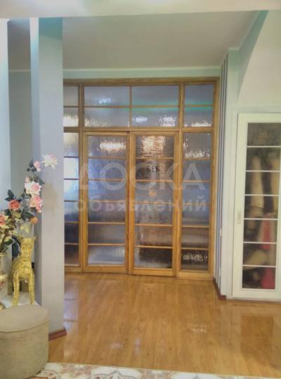 Продаю 4-комнатную квартиру, 112кв. м., этаж - 3/3, Бульвар Дзержинского/пересекает Боконбаева.