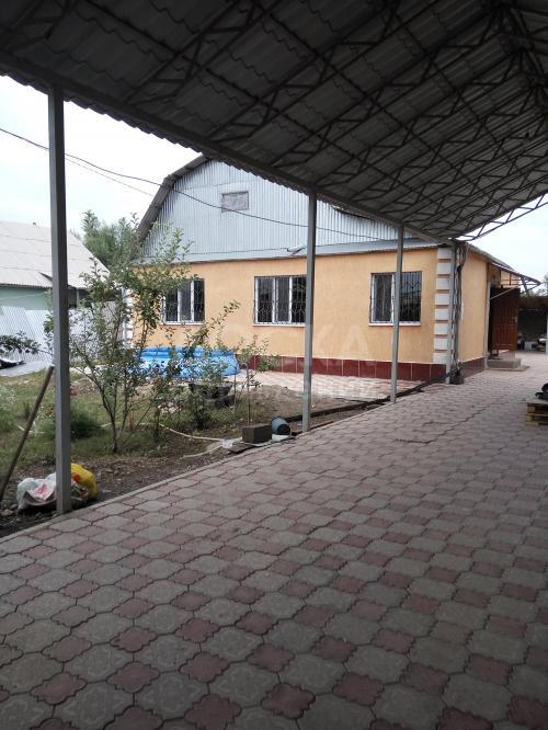 Продаю дом 4-ком., 80кв. м., этаж-1, 5-сот., стена саман, ул. Шералиев 22/24 / Ахунбаева.