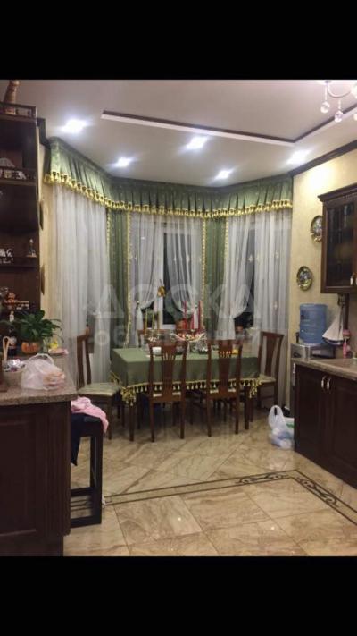 Продаю квартиру 5-ком., 200кв. м., этаж - 8/9, 5 мкр.