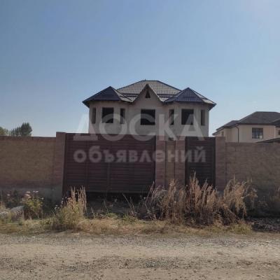 Продаю дом 7-ком. 280кв. м., этаж-2, 6-сот., стена кирпич, с. Бешкунгей  напротив Военного Госпиталя по ул.Сарбагышова .