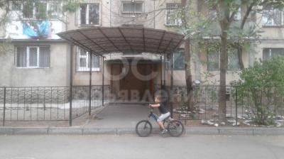 Продаю 1-комнатную квартиру, 33кв. м., этаж - 5/5, 10 микрорайон 21 дом .