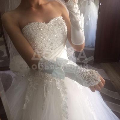 Срочно продаю НОВОЕ , нежное свадебное платье! С корсетом и подъюбником. Плечи открытые, размер 42-46(платье подгоняется по фигуре). Накидка, фата, перчатки в ПОДАРОК! Цена 10000 с или 150$