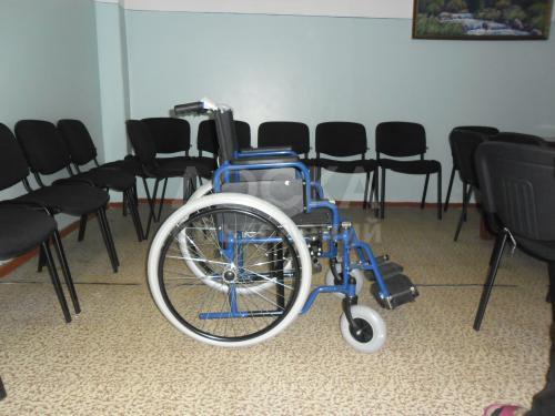 Продаю костыли деревянные, подлокотники, инвалидные коляски и ходунки