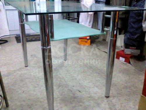 Стеклянный стол