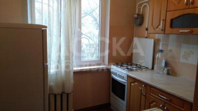 Продаю 1-комнатную квартиру, 32кв. м., этаж - 4/4, 6 микрорайон, рядом с ореховой рощей.