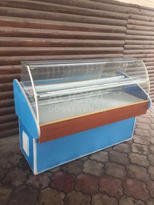 Продаю витринный холодильник.