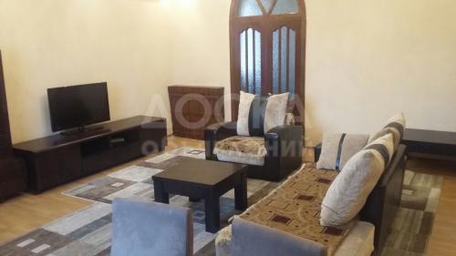 Продаю дом 6-ком., 320кв. м., этаж-2, 6-сот., стена кирпич, Кропоткина.