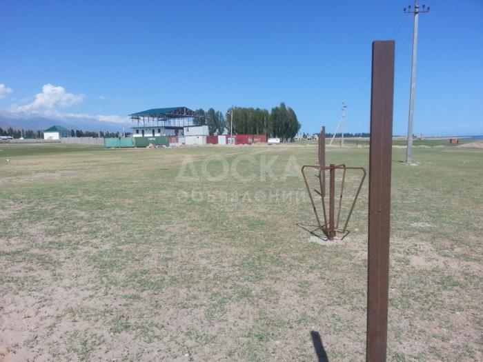 Продаю земельный участок на берегу озера Иссык-Куль с разрешением под строительство.