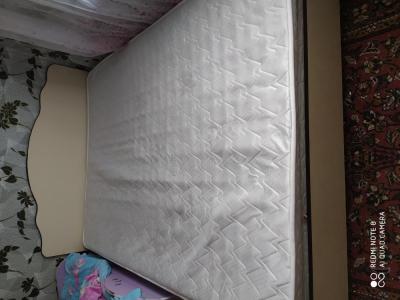 Продаю двухспальную кровать в нормальном состоянии матрас поменяли в ноябре окончательная цена 3000сом