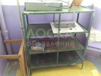 Продаю железный полки шкаф