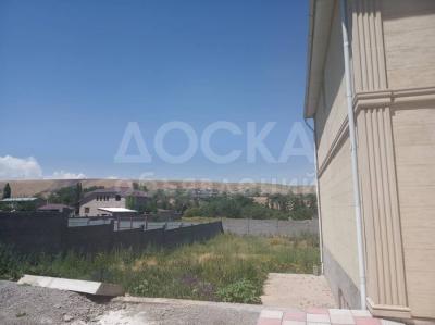 Продаю таунхаус 5-ком. 335кв. м., этаж-1, 8-сот., стена кирпич, с.Беш-Кунгей.