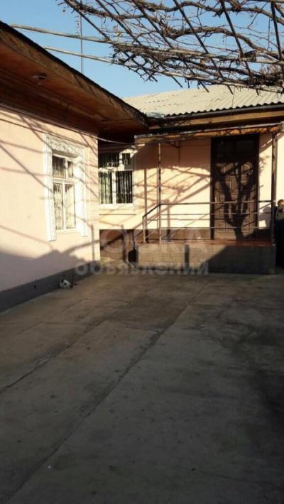 Продаю дом 10-ком. 150 м.кв.кв. м., этаж-1, 4-сот., стена кирпич, пер.Стрелковый, 18. район 8 школы.