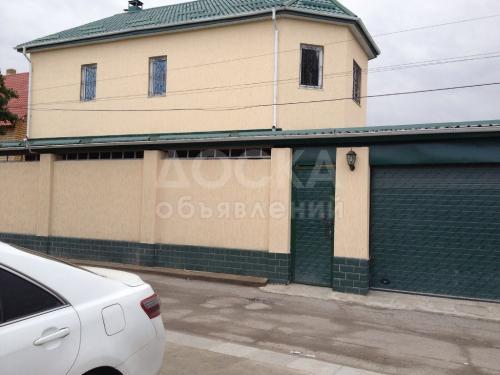 Продаю дом 10-ком., 400кв. м., 5-сот., Бишкек.