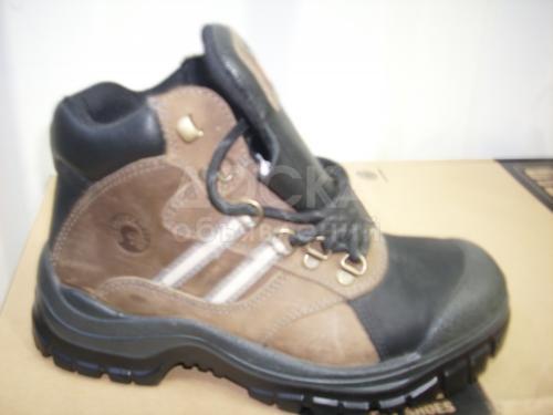 Продаем ботинки для строительства недорого