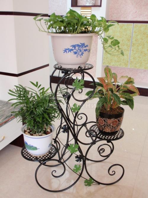 Кованные цветочницы.