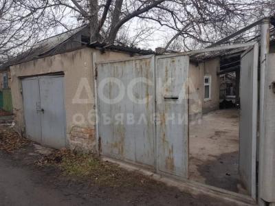 Срочно ! Продаю полдома, участок 2 сотки, р-н рынка Баят, б/п     .