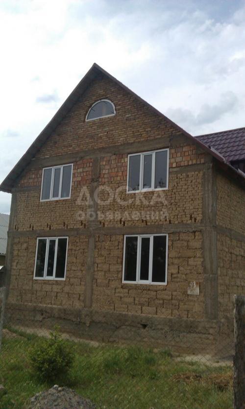 Продаю дом 9-ком., 180 кв.м.кв. м., этаж-2, 7 соток-сот., стена саман, г.Токмок, ул. Ровнягига, 93.