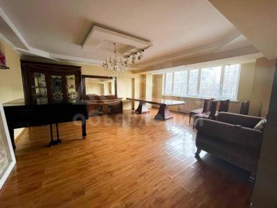 Продаю 3-комнатную квартиру, 123кв. м., этаж - 2/10, Киевская/Советская.