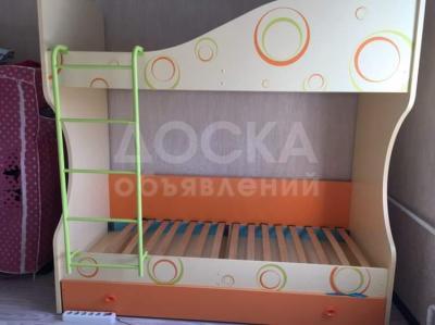 Продаю школьный стол, двухъярусная кровать!!!