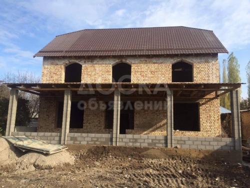 Продаю дом 7-ком., 185кв. м., этаж-2, 5-сот., стена кирпич, район цен. Церкви .