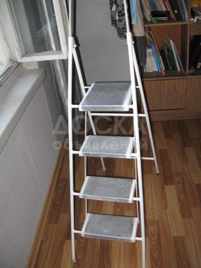 Продается компактная , удобная  стремянка .