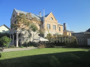 Продаю дом 8-ком., 500м2кв. м., этаж-3, 11-сот., стена кирпич, Ахунбаева Орджоникидзе.