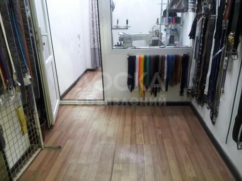 Продаю коммерческую недвижимость торговые помещения 10кв. м., Аламедин.