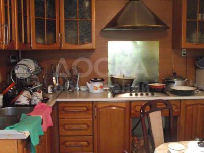 Кухонный гарнитур в хорошем состоянии. Дерево.