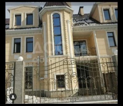 Продаю таунхаус 8-ком. 24м²кв. м., этаж-3, 4-сот., стена кирпич, ВИП городок Орто-Сай 2 дом 64.