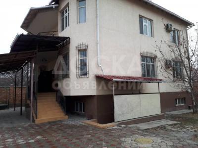 Продаю дом 10-ком., 350кв. м., этаж-2, 4-сот., стена кирпич, Горького/Панфилова.