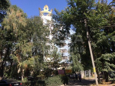 Продаю квартиру 5-ком., 230кв. м., этаж - 3/6, Бульвар Эркиндик (быв.Дзержинка)71,пересек Баетова.