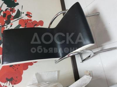 Стеклянный стол и 6 кожаных стульев