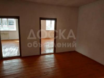 Продаю дом 4-ком. 94,4кв. м., этаж-1, 4-сот., стена кирпич, г.Бишкек, ж/м Тынчтык д.53 (район Военно-Антоновки, рынок «Заря»).