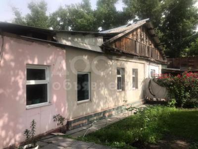 Продаю дом 3-ком. 44кв. м., этаж-1, 2-сот., стена кирпич, Р/Н церкви Тоголок  Молдо -Васильева Ул. Серова 79.