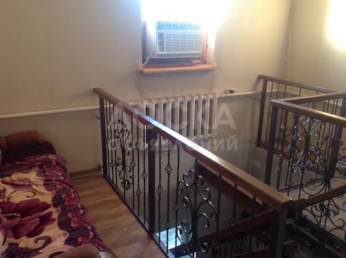 Продаю дом 8-ком., 200кв. м., этаж-1, 8-сот., стена кирпич, бишкек.