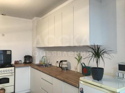 Продаю 1-комнатную квартиру, 48.6кв. м., этаж - 2/9, Салиева\Ауэзова.