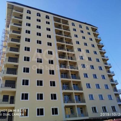 Продаю 1-комнатную квартиру, 42кв. м., этаж - 2/10, центр.