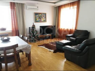 Продаю 2 кв и 4 кв, Токтогула /Уметалиева, б/п     на одной лестничной площадке.