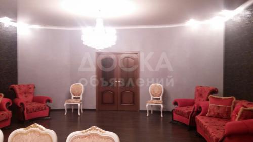 Продаю квартиру 4-ком., 216кв. м., этаж - 8/9, Жилой комплекс "Bristol" расположен по адресу: ул. А. Токомбаева, 27 (по Южной магистрали напротив 7 микрорайона).Напротив гипермаркета "Глобус" .