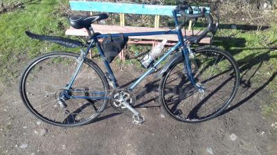 Продаю шоссейную скоростную лайбу идеальном состоянии. Отдам совместно с аксессуарами : мини-насос, задний фонарь, велозамок, передний фонарь, треугольная сумка для инструментов, крыло, вешалки для лайбы, масловые спортивные очки, кожаные обмотки для руля