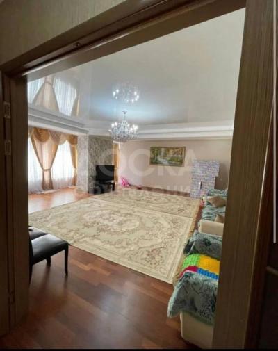 Продаю 3-комнатную квартиру, 193кв. м., этаж - 1/10, Советская Токтогула.