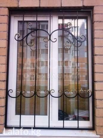 Сварные металлические решетки на окна – это отличное бюджетное решение защиты дома или квартиры, которые не только обезопасят оконные проемы, но и станут их украшением.