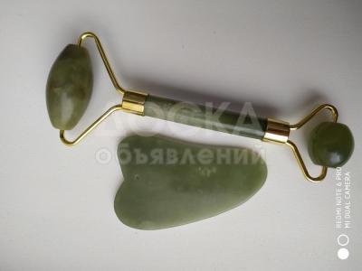 ⚠️ Почему этот натуральный нефритовый роллер срочно вам необходим

Вы наверняка видели этот предмет в инстаграме — зеленоватый роллер для лица с красивыми переливами, который украшает фотографии бьюти-блогеров. Но популярным его делает не только фотоген