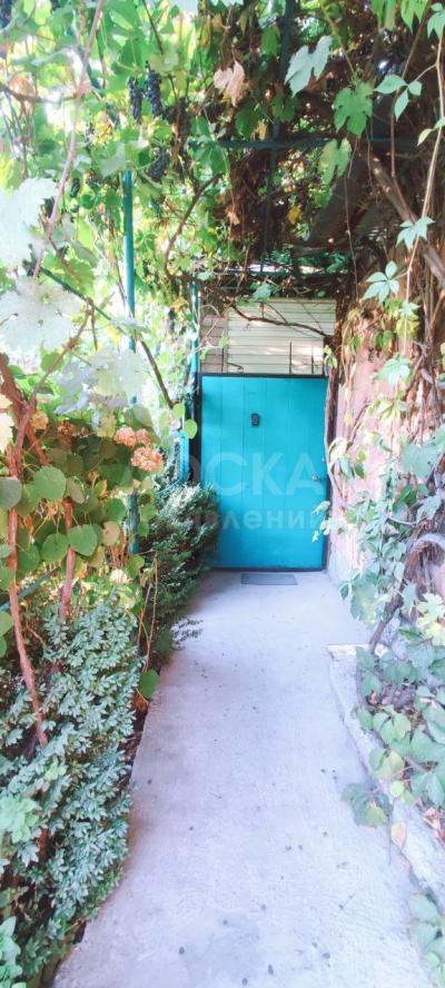 Продаю полдома 3-ком. 60кв. м., этаж-1, 2-сот., стена кирпич, Бектенова/ Суванбердиева.