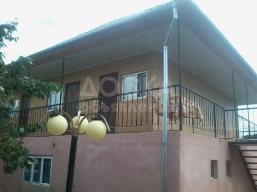 Продаю дом 9-ком., 1кв. м., этаж-2, 1-сот., стена кирпич, бостери.