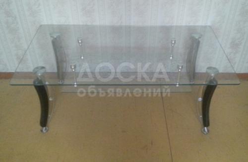 Продаю стеклянный журнальный столик