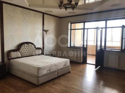 Продаю 4-комнатную квартиру, 200кв. м., этаж - 8/9, 5 мкр.